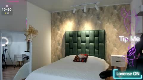 Snapshot of april_dumont chatting on 12/02/25, 12:54 April online show from 12/02/25, 12:54