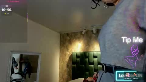 Snapshot of april_dumont chatting on 12/04/25, 11:52 April online show from 12/04/25, 11:52