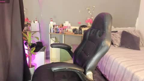 Snapshot of april_scarlett chatting on 02/21/25, 10:26 Scarlett Independent Model online show from 02/21/25, 10:26