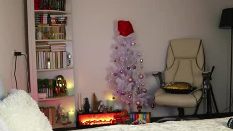 Snapshot of aprilinalba chatting on 12/02/25, 12:49 ALEKSANDRA POLYAKOVA online show from 12/02/25, 12:49