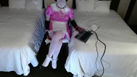 Snapshot of aprilsissy chatting on 09/10/25, 04:51 April Sissy online show from 09/10/25, 04:51
