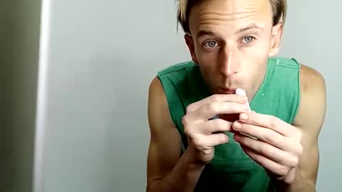 Snapshot of aquilesmade chatting on 10/30/25, 01:29 Aquilesmade online show from 10/30/25, 01:29