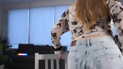 Snapshot of aracelieovaldi chatting on 12/03/25, 05:15 Valentina online show from 12/03/25, 05:15