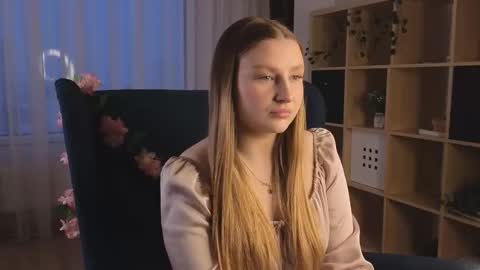 Snapshot of aracelieovaldi chatting on 12/15/25, 04:06 Valentina online show from 12/15/25, 04:06