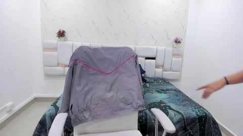 aradia_kiss online show from 10/12/25, 07:57
