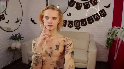 Snapshot of archiehali chatting on 10/25/25, 10:45 archiehali online show from 10/25/25, 10:45