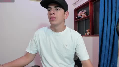 Snapshot of ares_johnsonn chatting on 03/01/25, 11:17 Ares online show from 03/01/25, 11:17
