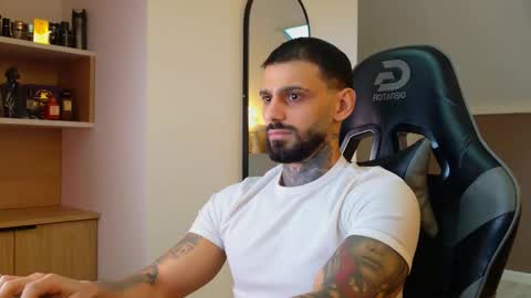 Snapshot of aressteel chatting on 11/11/25, 02:06 Ares Steel online show from 11/11/25, 02:06