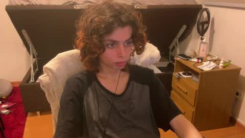 Snapshot of ari_dom_femboy chatting on 07/05/26, 10:28 Ari online show from 07/05/26, 10:28
