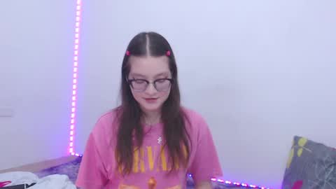 Snapshot of ari_james chatting on 09/18/25, 11:18 Ahri James online show from 09/18/25, 11:18