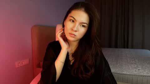 Snapshot of ari_kitsu chatting on 06/06/26, 08:35 Defne online show from 06/06/26, 08:35