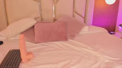 Snapshot of aria_moont chatting on 11/24/25, 04:51 I OOT online show from 11/24/25, 04:51