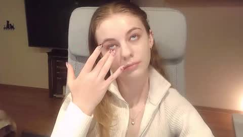 AriaCreazy online show from 10/25/25, 08:36