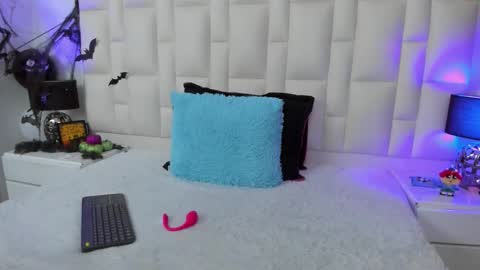  ariana  online show from 10/24/25, 05:09