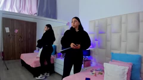  ariana  online show from 11/12/25, 04:40