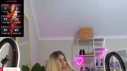 Snapshot of arianaari88 chatting on 11/12/25, 08:19 Ariana online show from 11/12/25, 08:19