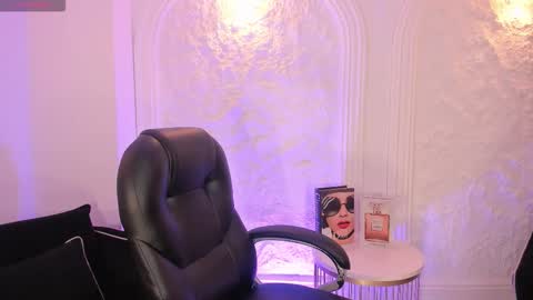 Snapshot of arianadumont chatting on 11/12/25, 11:10 Ariana Dumont online show from 11/12/25, 11:10