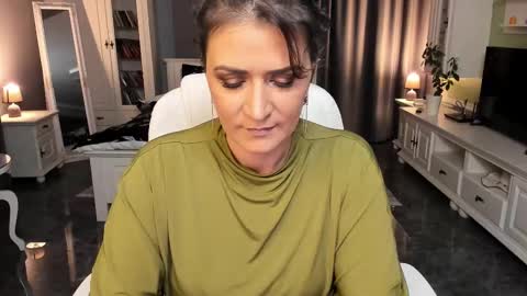 Ana online show from 10/24/25, 06:37