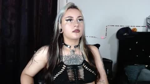 Snapshot of arianauwu666 chatting on 09/25/25, 08:12 help me 100 hands up my OF is Free online show from 09/25/25, 08:12