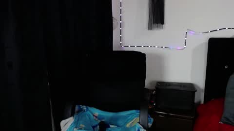 Snapshot of arianauwu666 chatting on 11/15/25, 10:37 help me 100 hands up my OF is Free online show from 11/15/25, 10:37