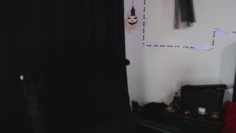 Snapshot of arianauwu666 chatting on 11/19/25, 09:48 help me 100 hands up my OF is Free online show from 11/19/25, 09:48