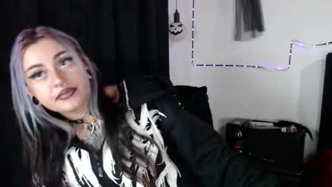 Snapshot of arianauwu666 chatting on 11/22/25, 11:26 help me 100 hands up my OF is Free online show from 11/22/25, 11:26