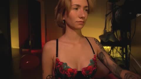 Snapshot of arianna_richi chatting on 02/14/25, 05:19 Olivka online show from 02/14/25, 05:19