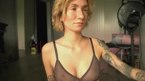 Snapshot of arianna_richi chatting on 03/11/25, 09:02 Olivka online show from 03/11/25, 09:02