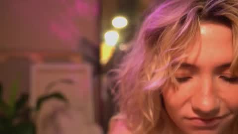 Snapshot of arianna_richi chatting on 10/04/25, 04:32 Olivka online show from 10/04/25, 04:32