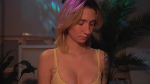 Snapshot of arianna_richi chatting on 10/17/25, 05:54 Olivka online show from 10/17/25, 05:54