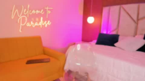 Snapshot of arianna_suarez1 chatting on 03/04/25, 11:00 Arianna online show from 03/04/25, 11:00