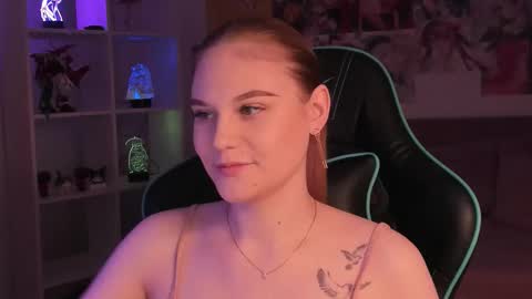 Snapshot of ariawell chatting on 11/21/25, 05:28 Aria online show from 11/21/25, 05:28