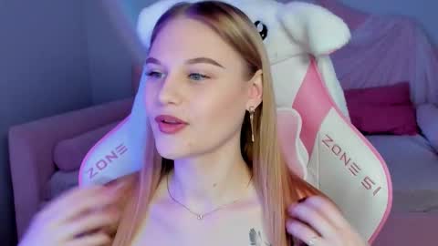 Snapshot of ariawell chatting on 11/25/25, 05:46 Aria online show from 11/25/25, 05:46