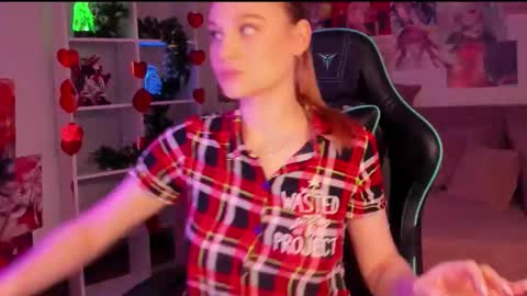 Snapshot of ariawell chatting on 12/14/25, 09:25 Aria online show from 12/14/25, 09:25