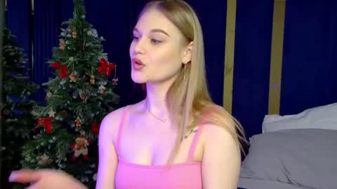 Snapshot of ariawell chatting on 12/17/25, 05:19 Aria online show from 12/17/25, 05:19