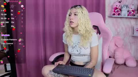 Snapshot of aribunnie chatting on 11/07/25, 09:04 Ari Bunnie online show from 11/07/25, 09:04