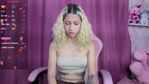 Snapshot of aribunnie chatting on 11/08/25, 08:51 Ari Bunnie online show from 11/08/25, 08:51