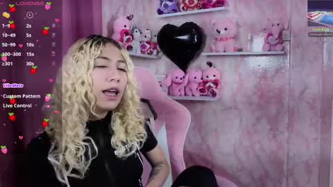 Snapshot of aribunnie chatting on 11/14/25, 09:57 Ari Bunnie online show from 11/14/25, 09:57