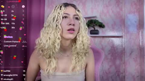 Snapshot of aribunnie chatting on 12/14/25, 10:58 Ari Bunnie online show from 12/14/25, 10:58