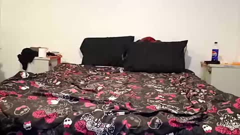 Snapshot of aricsoro69 chatting on 11/17/25, 02:23 Sophie girard online show from 11/17/25, 02:23