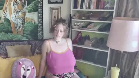 Snapshot of arielabai chatting on 11/10/25, 07:35 Arielle Ari online show from 11/10/25, 07:35