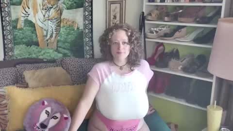 Snapshot of arielabai chatting on 11/13/25, 04:50 Arielle Ari online show from 11/13/25, 04:50