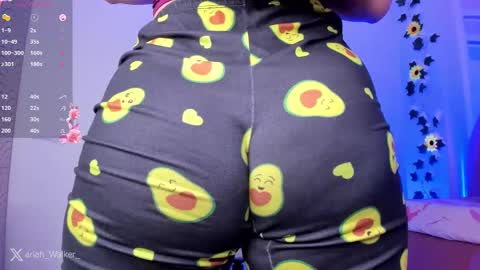 Snapshot of ariiah_walker_ chatting on 10/01/25, 01:33 Ariah online show from 10/01/25, 01:33