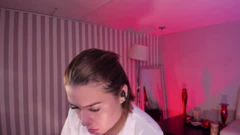 Snapshot of ariianabaker chatting on 01/13/25, 01:39  Arianna  online show from 01/13/25, 01:39