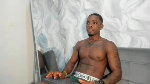 Snapshot of aron_clark chatting on 04/01/26, 01:41 A R O N online show from 04/01/26, 01:41
