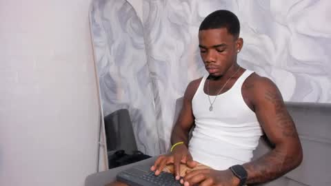 Snapshot of aron_clark chatting on 04/11/26, 12:20 A R O N online show from 04/11/26, 12:20