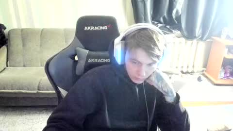 Snapshot of aron_neall chatting on 11/17/25, 06:52 biggest penis online show from 11/17/25, 06:52