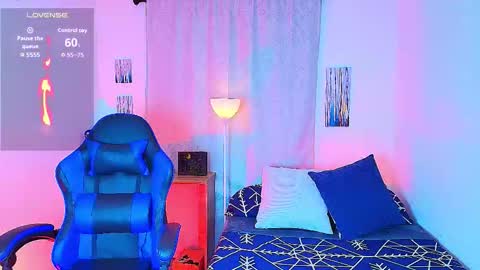 Snapshot of arontroy_wi chatting on 11/12/25, 09:32 noah and ivy online show from 11/12/25, 09:32