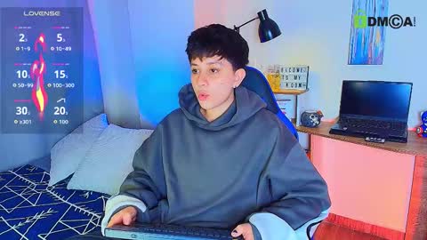 Snapshot of arontroy_wi chatting on 12/14/25, 10:36 noah and ivy online show from 12/14/25, 10:36