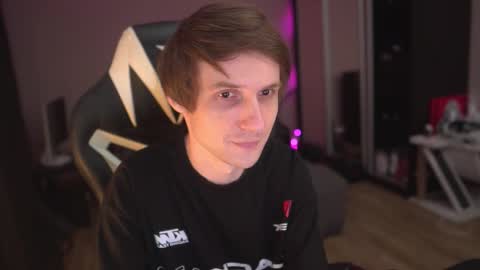 Snapshot of art_hunter chatting on 12/14/25, 11:53 Alex online show from 12/14/25, 11:53